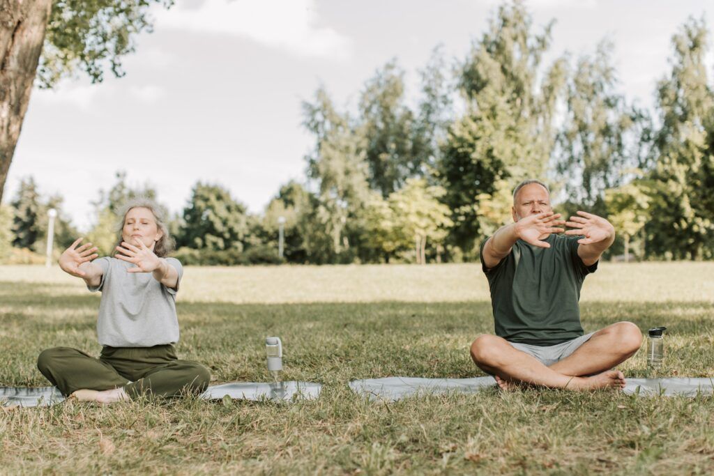 Yoga para Idosos: Adaptar poses de Yoga para a terceira idade.