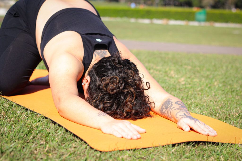 10 Posições de ioga que podem corrigir sua postura