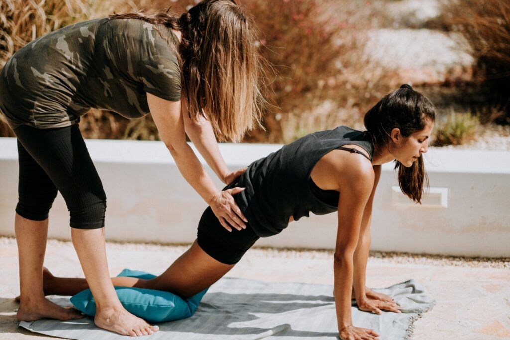 Imagem ilustrativa para o texto Yoga e Viagens: Dicas para manter a prática em movimento na sua próxima viagem. Publicado no blog da Arimo.
