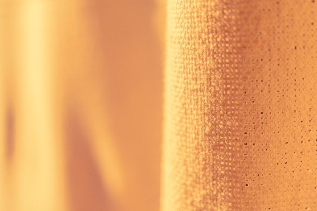 Imagem ilustrativa para o texto "8 Tecidos sustentáveis para roupas que você precisa conhecer" do blog da Arimo.