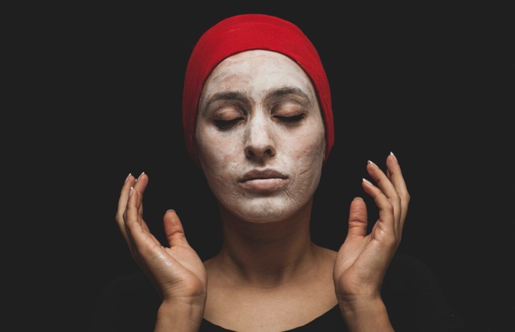 Imagem ilustrativa para o texto "O que é  Yoga Facial? Os exercícios que prometem potencializar sua rotina de skincare" para o blog da Arimo.