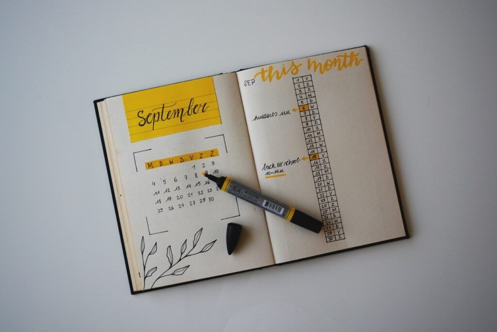 Imagem ilustrativa para o texto "Exercitando a escrita: Começar um diário ou um bullet journal?" para o blog da Arimo.