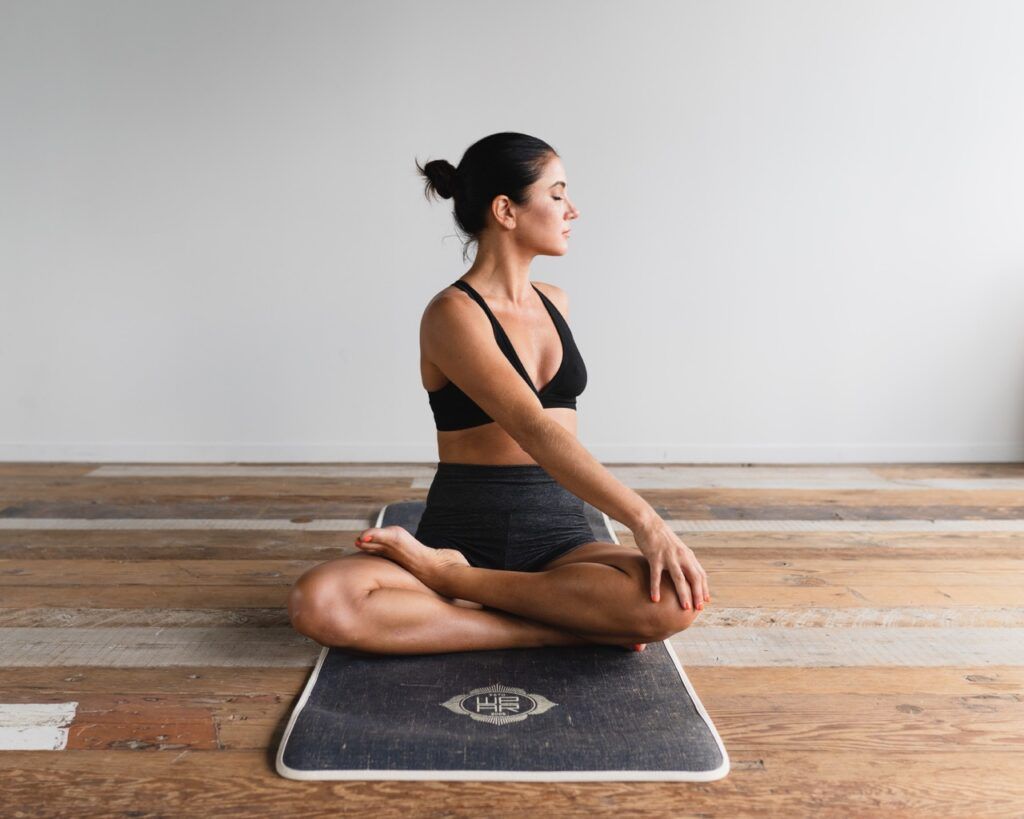 Imagem ilustrativa do texto "Alinhando corpo e mente: Cinco asanas do Yoga para melhorar sua postura" publicado no blog da Arimo.