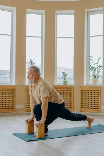 Yoga para idosos: como funciona e quais os benefícios da prática? - Madu