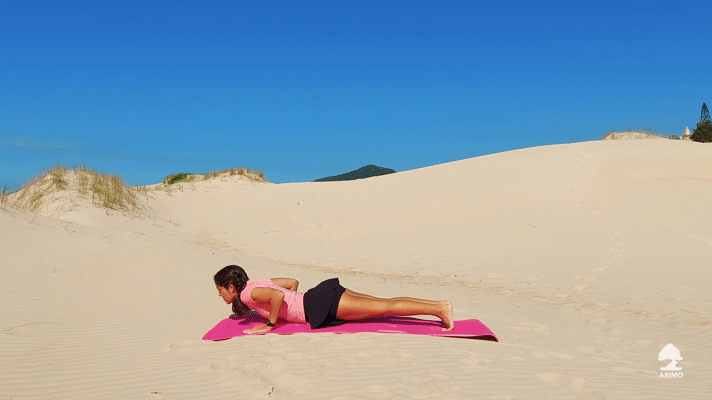 Imagem ilustrativa para o texto "Yoga e a saúde da coluna vertebral: Cinco posturas para aliviar dores nas costas" publicado no blog da Arimo.