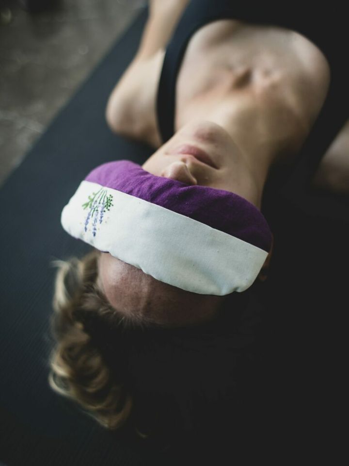 O que é o yoga restaurativo e como praticá-lo?
