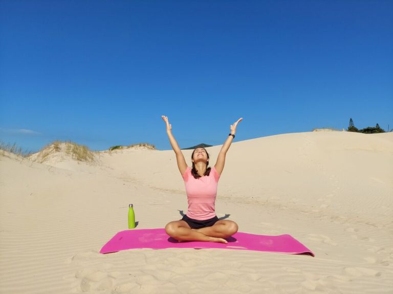 ásanas ao pôr-do-sol na praia da Azeda/Búzios – Foto de Yoga Ways