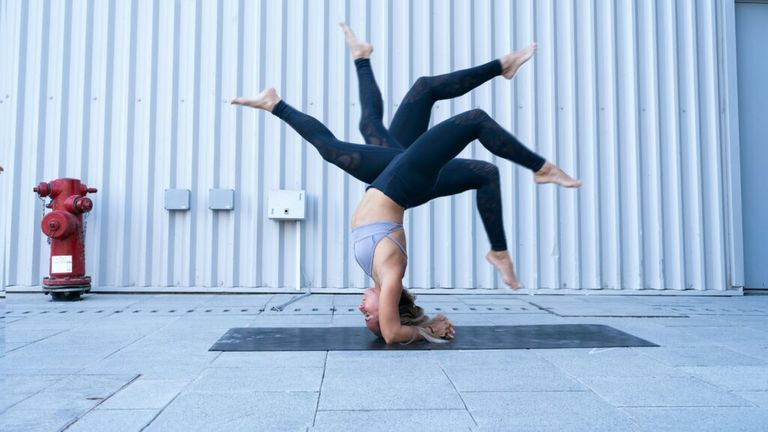 Invertidas do yoga: o que você precisa saber sobre essas posturas - Arimo