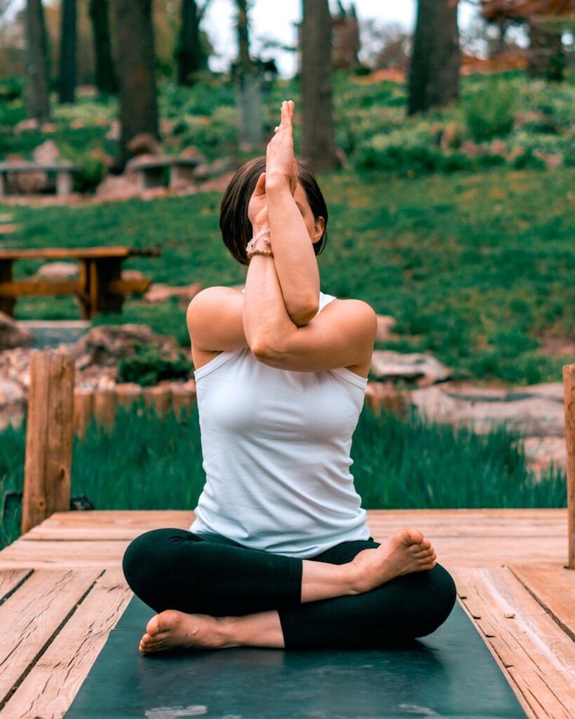 Imagem ilustrativa para o texto "Yoga pode ajudar na concentração e memória?" publicado no blog da Arimo.